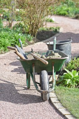 el arabası bahçe aletleri taşımak için kullanılıyor