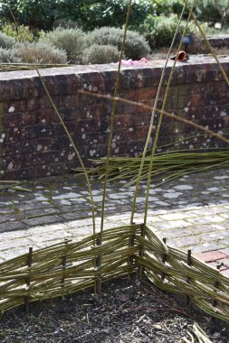 Geleneksel el yapımı bahçe dokuyucu söğütten yapılmış.