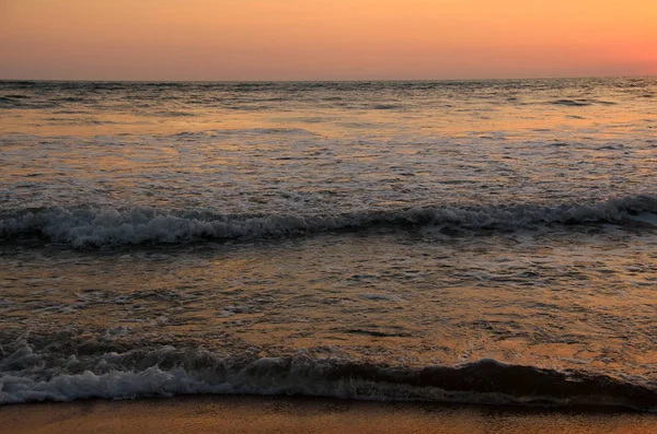 Sabah güneşli ve bulutlu deniz manzarası