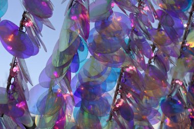Sokak plastik süslemeleri. Gökyüzünde yanardöner yarı şeffaf daireler.
