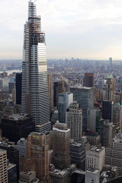 İnşaat halindeki bir gökdeleni olan şehir manzarası.