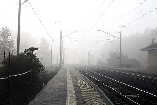Sabah sisinde tren rayları. Görme engelli insanlar için işaretli kaldırımlar.