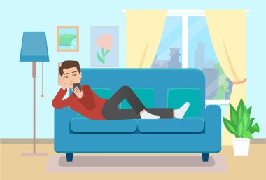 Kanepede akıllı telefonlu bir adam. Düz biçim