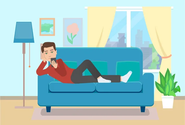 Мужчина на диване со смартфоном. Плоский стиль — стоковый вектор