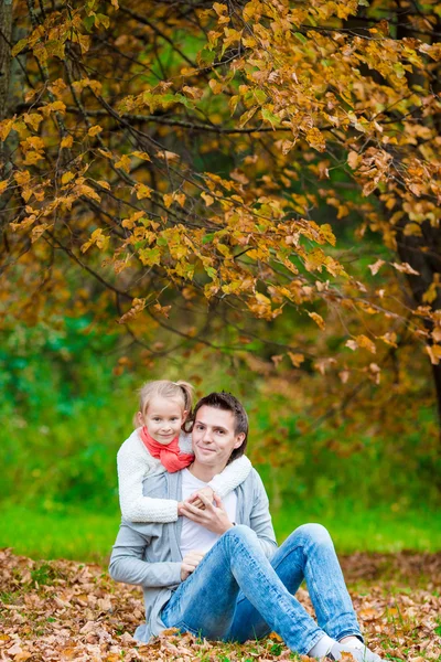 Mutlu bir aile güzel bir sonbahar gününde eğleniyor — Stok fotoğraf