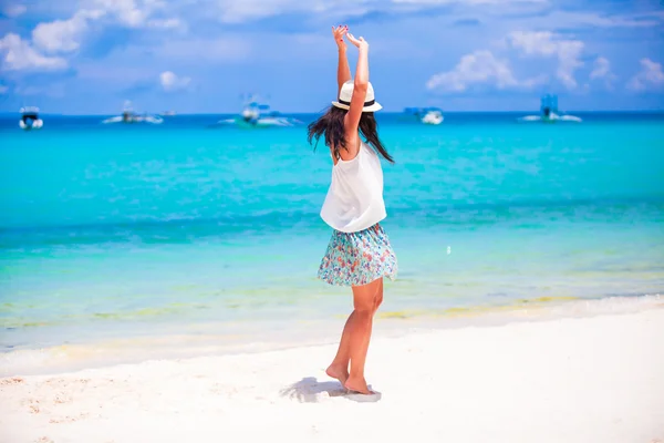Fiatal szép boldog lány a tengerparti nyaralás — Stock Fotó