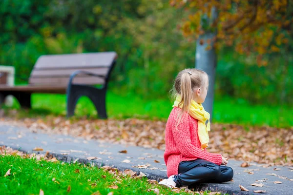 Portrait d'adorable petite fille en plein air à la belle journée d'automne — Photo