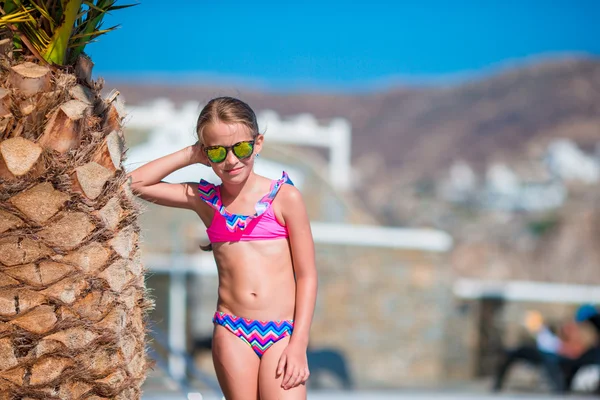 Adorabile bambina attiva in spiaggia durante le vacanze estive in Europa — Foto Stock