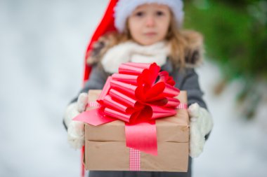 Kış günü açık havada sevimli küçük kız elinde Closeup xmas kutusu