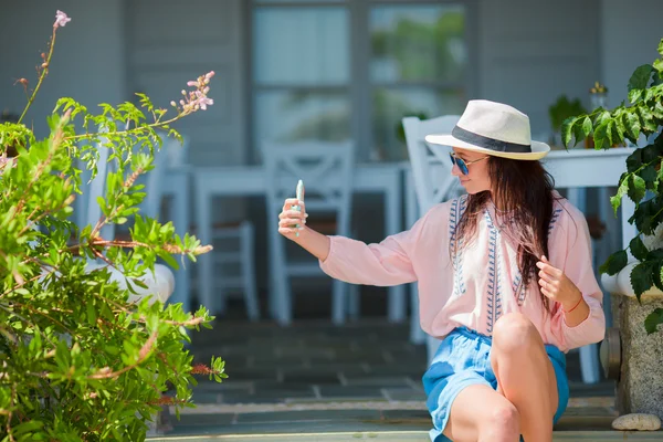 Joven hermosa mujer tomando selfie con teléfono al aire libre durante las vacaciones de verano — Foto de Stock