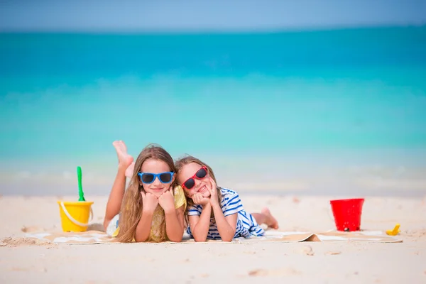 Schattige kleine meisjes tijdens de zomervakantie. Kinderen met strand speelgoed op het witte strand — Stockfoto