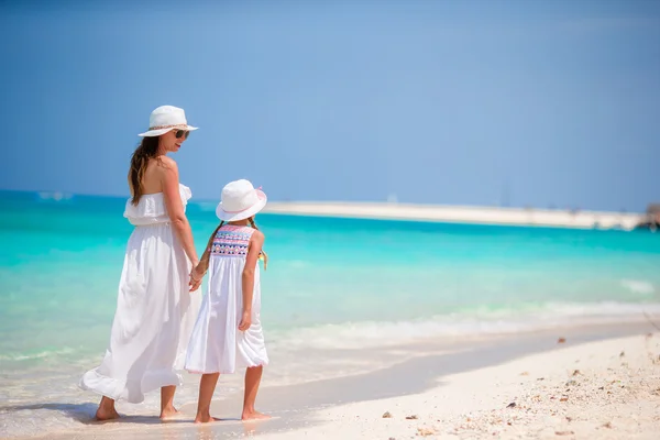 Familia durante las vacaciones de playa en exotis beach — Foto de Stock