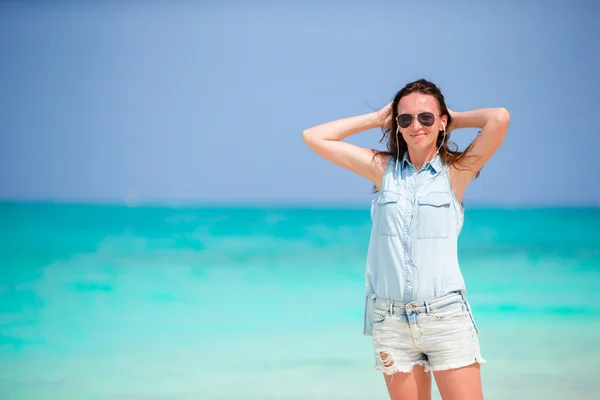 Jonge mooie vrouw op strand vakantie — Stockfoto