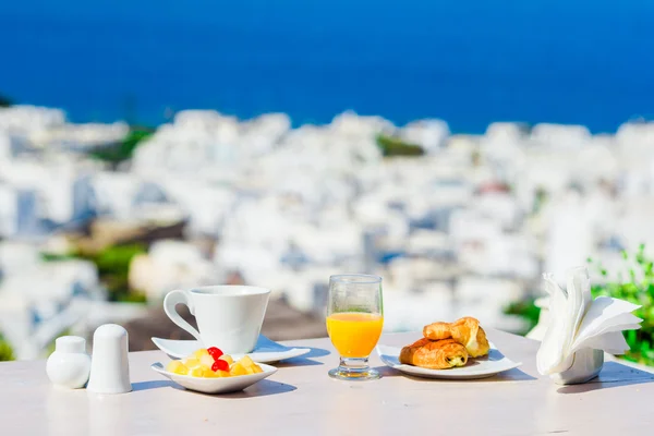 Frukost bordet vid havet. Perfekt lyx frukostbord utomhus. Fantastisk utsikt över vulkanens caldera på Mykonos, Grekland, Europa. — Stockfoto