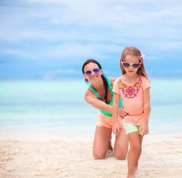 Familia feliz durante las vacaciones de verano en la playa blanca — Foto de Stock