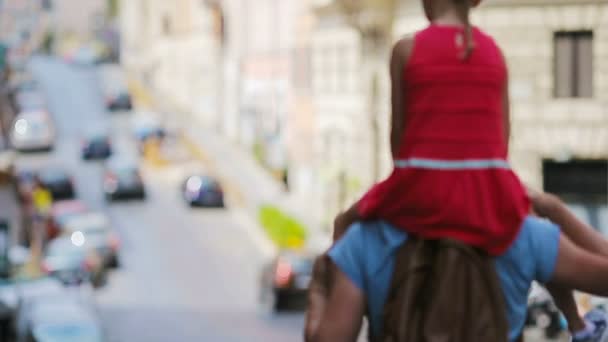 Família na Europa. Pai feliz e pequena menina adorável em Roma durante as férias do verão italiano — Vídeo de Stock