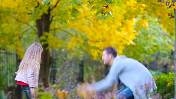 Adorable petite fille et père heureux profiter jour d'automne dans le parc d'automne en plein air. Vacances d'automne en famille 