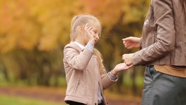 母と愛らしい少女屋外秋の公園で秋の日をお楽しみください。 — ストック動画