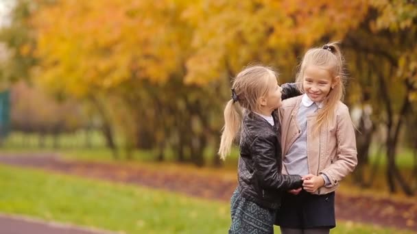 Pequenas garotas adoráveis ao ar livre no dia ensolarado quente do outono — Vídeo de Stock