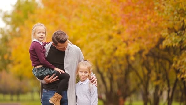 Porträtt av lycklig familj i höstparken — Stockvideo