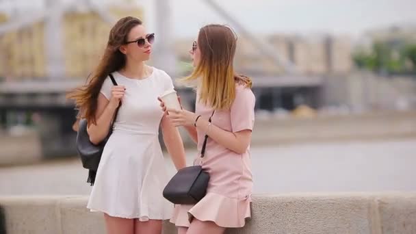 Mujeres urbanas jóvenes felices en la ciudad europea. Turistas caucásicos caminando por las calles desiertas de Europa . — Vídeos de Stock