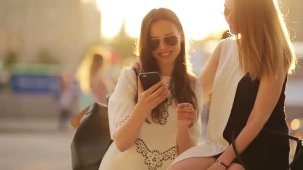 Ragazze caucasiche facendo selfie sfondo morbido tramonto luce. Giovani amici turistici godono di fine settimana all'aperto sorridente felice . — Video Stock