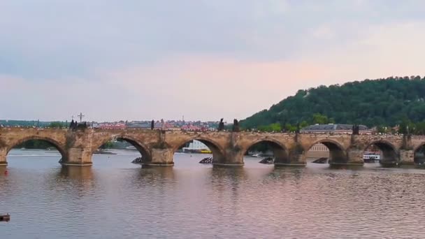 Karelsbrug in de oude stad van Praag bij zonsondergang, Tsjechië — Stockvideo