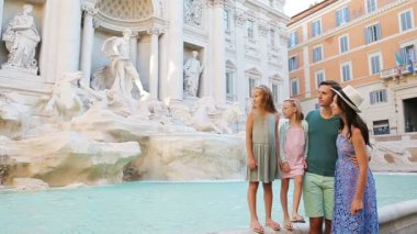 Fontana di Trevi yakınlarındaki aile, Roma, İtalya. Mutlu ebeveynler ve çocuklar İtalya 'da tatilin tadını çıkarıyorlar..
