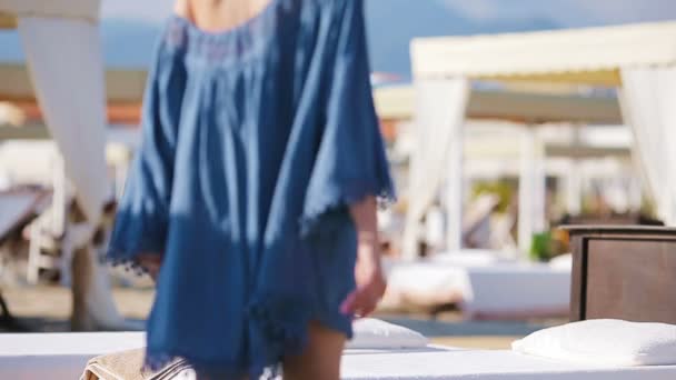 Jovem mulher durante as férias na praia tropical. Menina da moda em espreguiçadeiras brancas na praia europeia weekeend — Vídeo de Stock