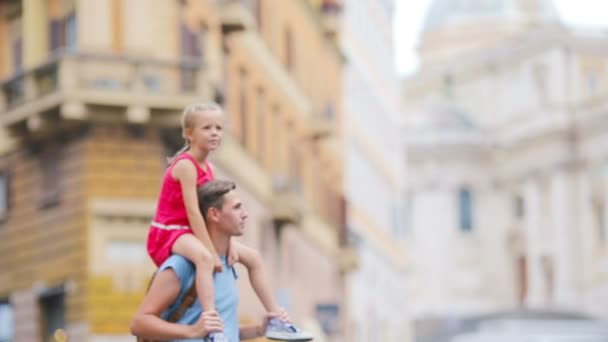 Familjen i Europa. Glad far och liten bedårande flicka i Rom under sommaren italiensk semester — Stockvideo