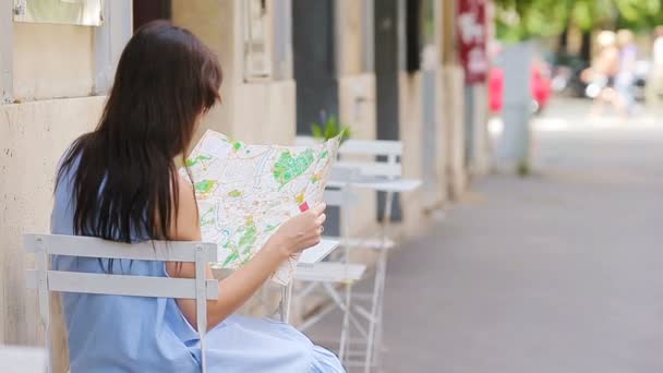 Mooie vrouw op zoek naar toeristische stadsplattegrond in Rome, Italië. Gelukkig meisje genieten van Italiaanse vakantie in Europa. — Stockvideo