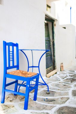 Mavi sandalye ve masa Mykonos Adası, Yunanistan, Avrupa konusunda tipik Yunan geleneksel köy sokak
