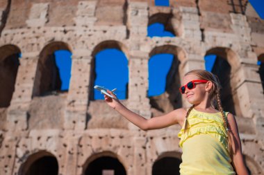 Roma, İtalya 'da küçük oyuncak model uçak geçmişi olan sevimli bir kız.