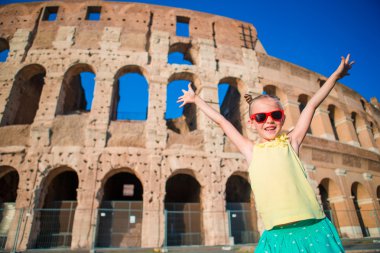 Roma, İtalya Colosseum önünde eğleniyor sevimli küçük etkin kız. Çocuk çocukluk Avrupa'da harcama