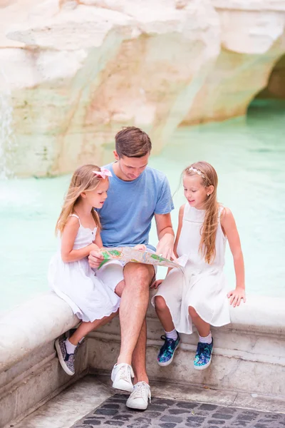 Rodziny w pobliżu Fontana di Trevi, Rzym, Włochy. Szczęśliwy ojciec i dzieci cieszyć się włoski urlop wakacje w Europie. — Zdjęcie stockowe