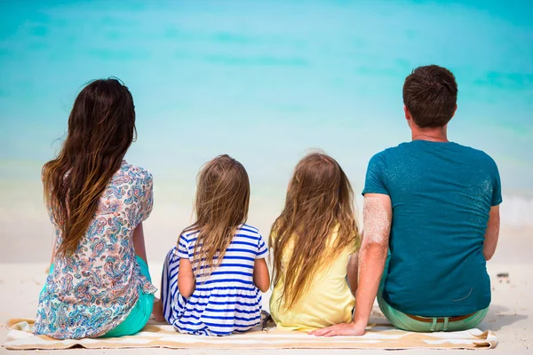 Junge vierköpfige Familie am Strand — Stockfoto