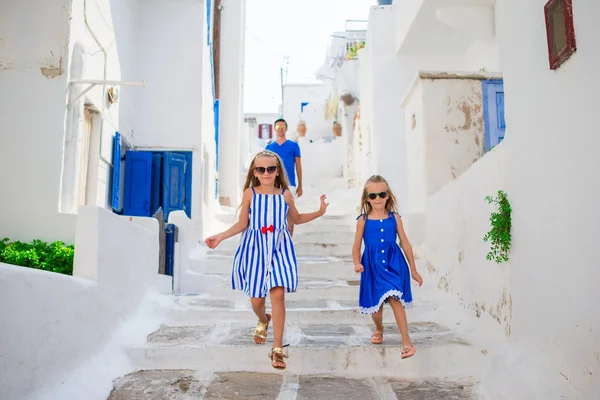 Family vacation in Europe. Father and kids at street of typical greek traditional village on Mykonos Island, in Greece — Stock Photo, Image