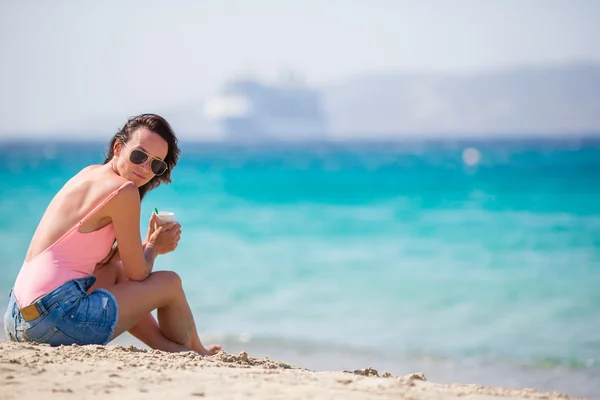在热带度假海滩上年轻漂亮的女人。女孩喜欢她 wekeend 麦克诺斯岛，希腊，欧洲美丽的海滩之一. — 图库照片