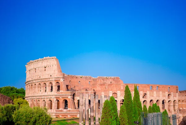 Colosseum veya Coliseum arka plan mavi gökyüzü Roma, İtalya — Stok fotoğraf