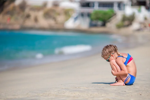Adorable niña jugando en la playa durante las vacaciones europeas —  Fotos de Stock