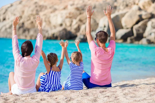 해변에서 아이들과 함께하는 가족 — 스톡 사진