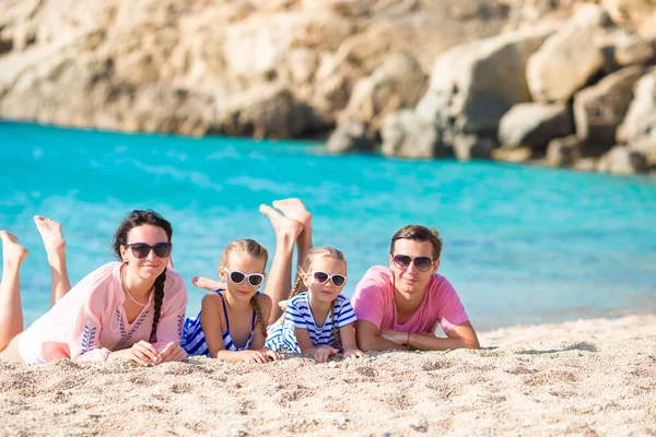 Giovane bella famiglia in vacanza — Foto Stock