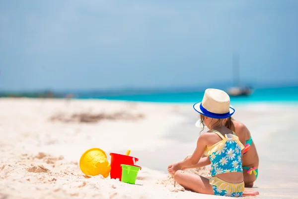 Urocze dziewczynki, podczas letnich wakacji. Dzieci bawi się zabawkami beach na plaży — Zdjęcie stockowe