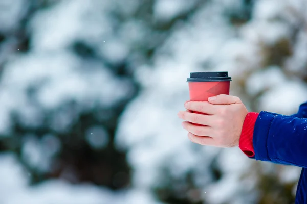 Café de primer plano para ir en manos masculinas en el día de invierno congelado al aire libre —  Fotos de Stock