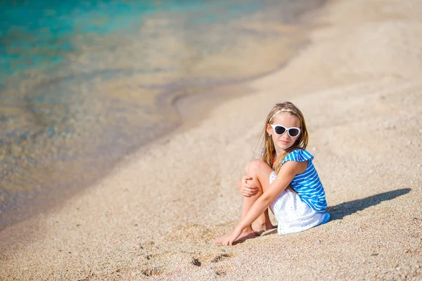 Adorabile bambina divertirsi sulla spiaggia tropicale durante le vacanze — Foto Stock