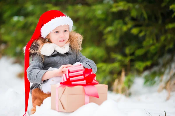 Adorable petite fille avec cadeau de boîte de Noël en plein air jour d'hiver — Photo