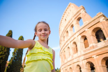 Küçük kız selfie arka plan Kolezyum, Roma, İtalya, yapma. Çocuk portre, Avrupa'nın ünlü yerler