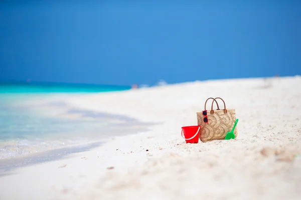 Acessórios de praia - saco de palha, fones de ouvido, brinquedos para crianças da praia e óculos de sol na praia — Fotografia de Stock