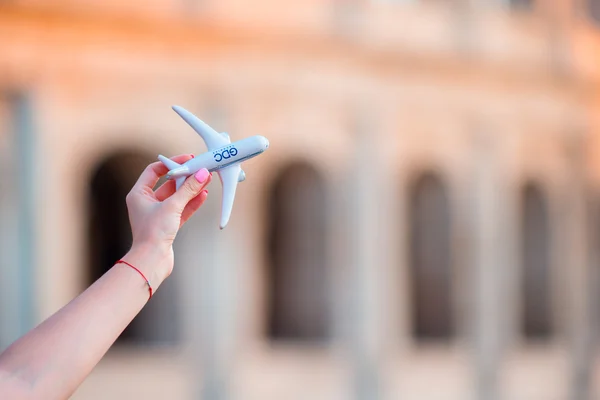 Detailní hračka letadlo na pozadí Colosseum. Italská dovolená v Římě. Koncept představivosti. — Stock fotografie