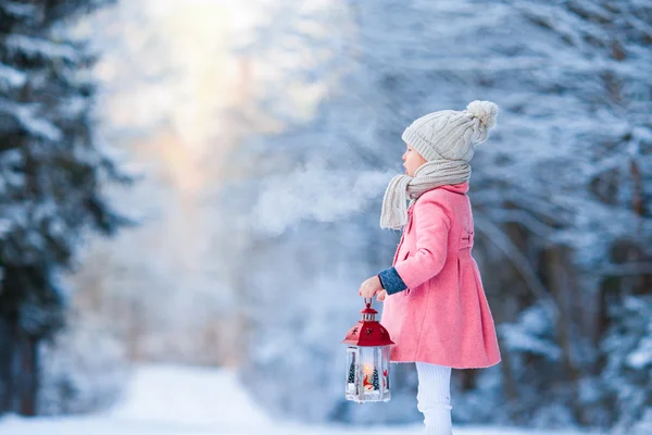 Adorable petite fille portant un manteau chaud à l'extérieur le jour de Noël tenant lampe de poche — Photo